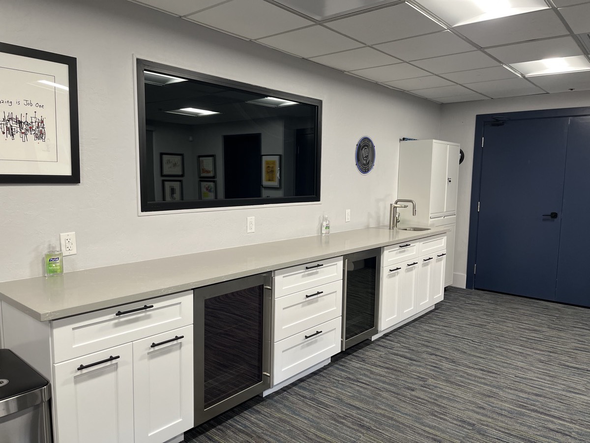 Kitchen & Beverage Area